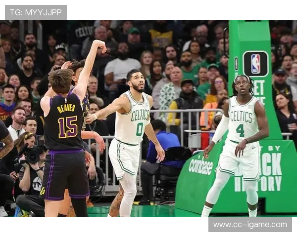 亚特兰大老鹰队迎战强敌激烈对决全场焦点精彩纷呈